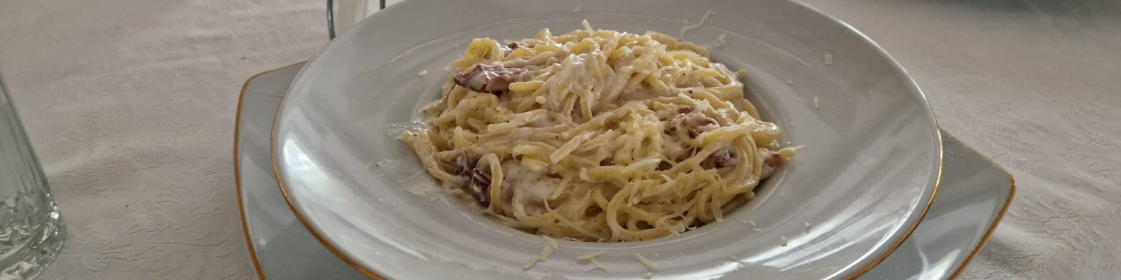 Spaghete carbonara servite în sala de mese a pensiunii Casa cu Tei